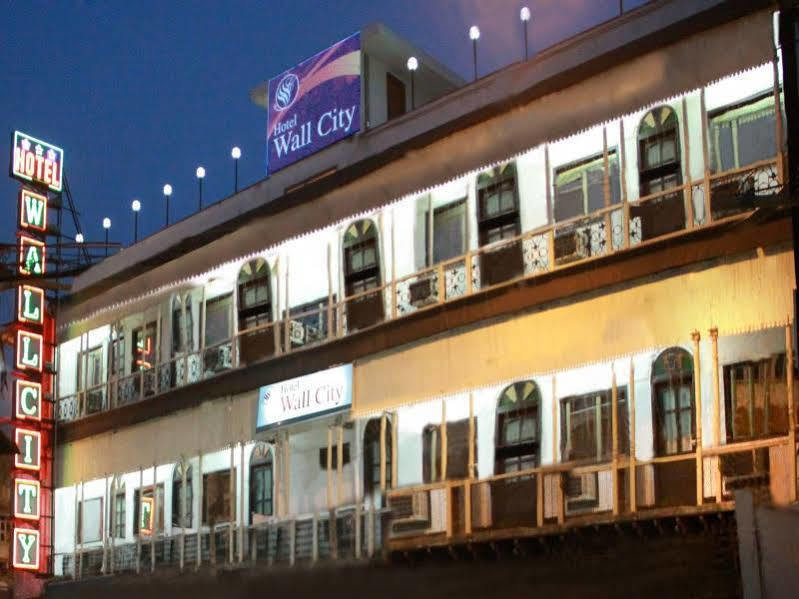 Hotel Wall City New Delhi Exterior photo